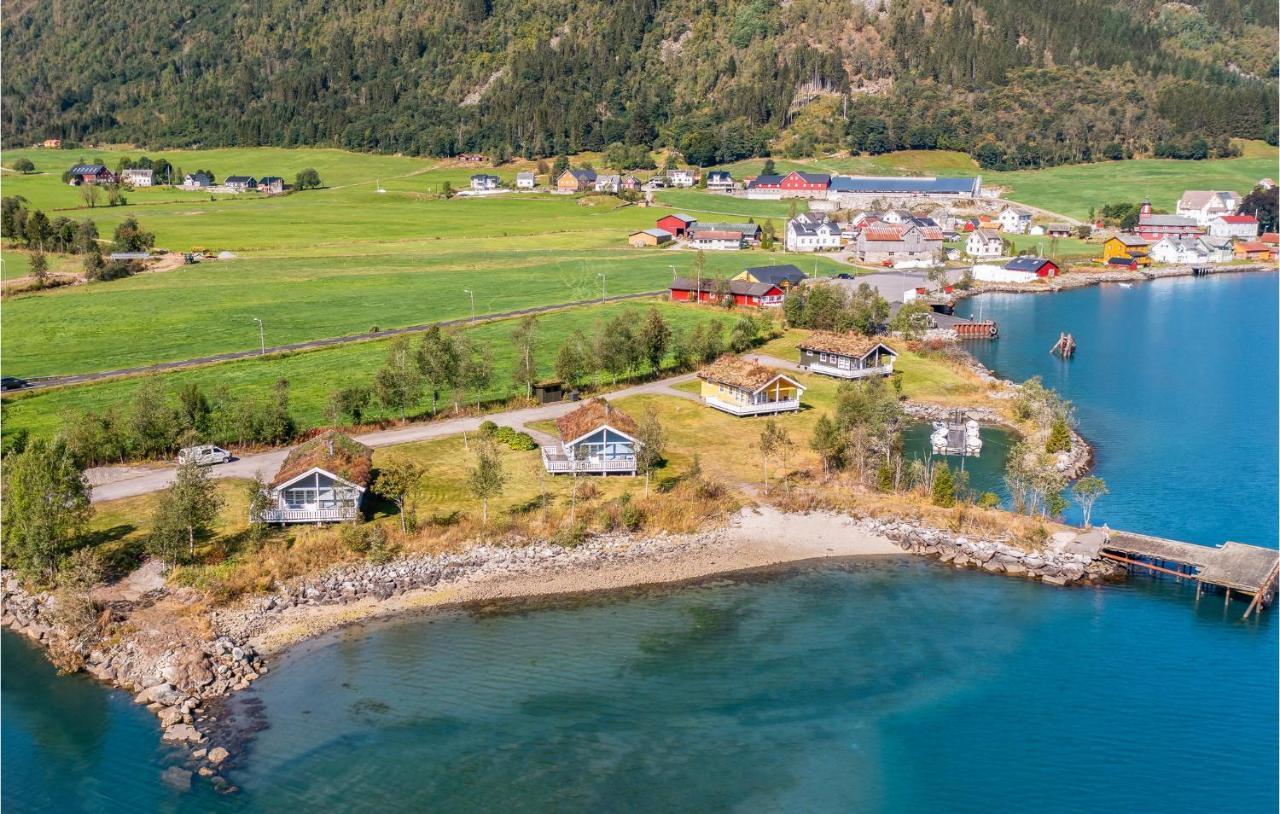 Cozy Home In Fjaerland With House A Mountain View المظهر الخارجي الصورة