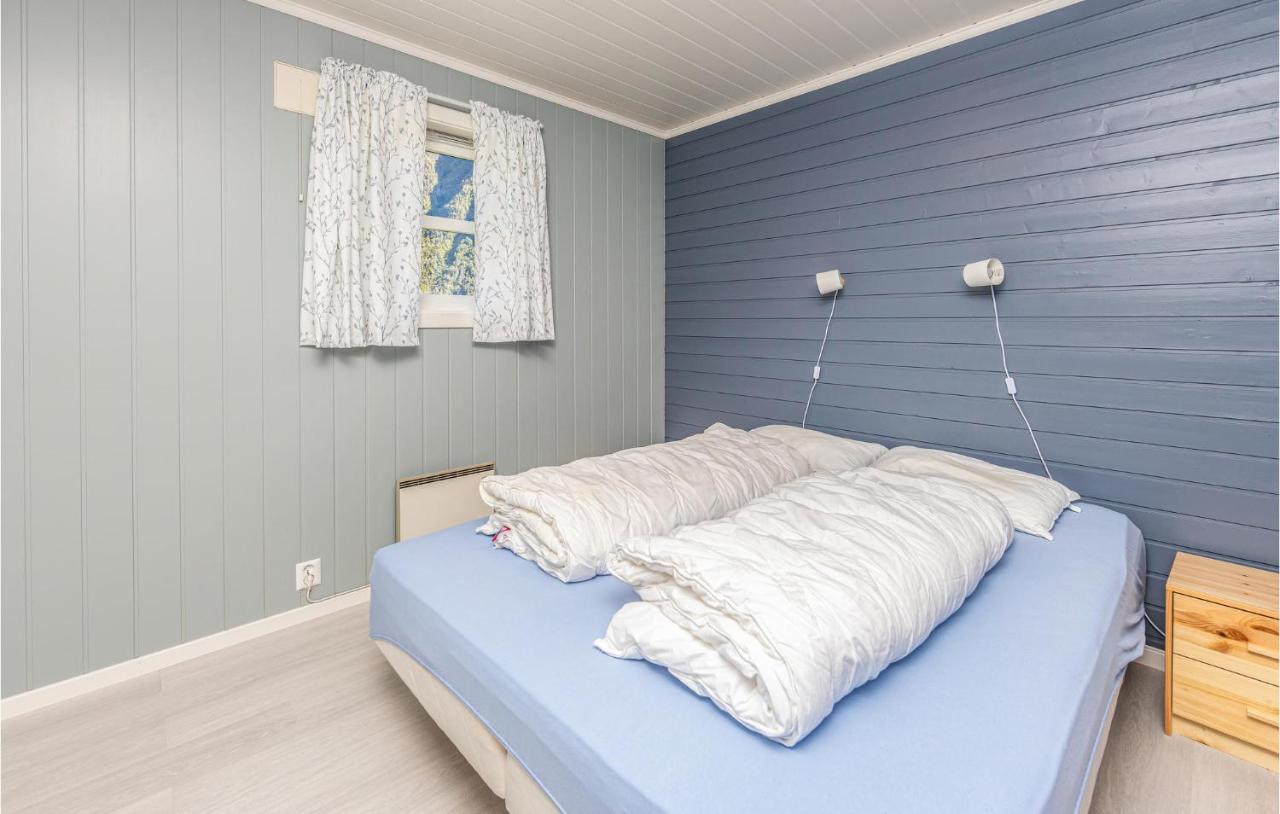 Cozy Home In Fjaerland With House A Mountain View المظهر الخارجي الصورة